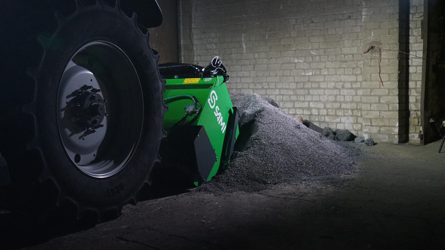 SAMI hot-dip galvanized SLH sand spreader on a Massey Ferguson tractor
