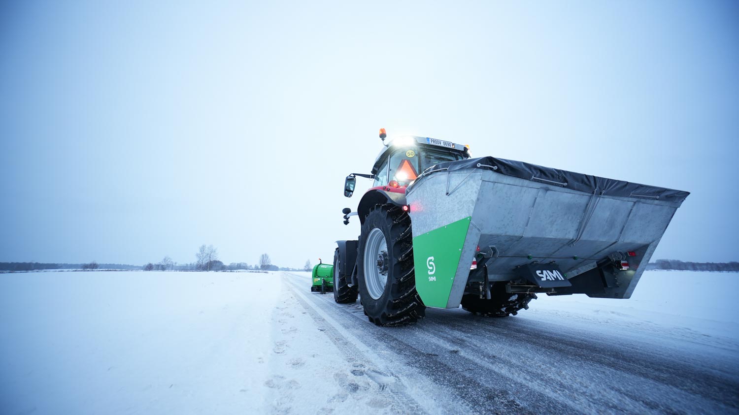 SAMI SLD disc spreader on a Massey Ferguson 6S tractor