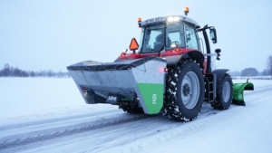 SAMI SLD disc spreader on a Massey Ferguson 6S tractor