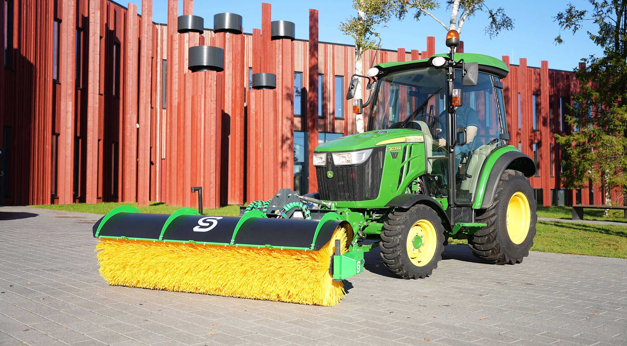 Milline tänavapuhastushari sobib sinu masinale? 2 SAMI-Kompaktseeria-tänavapuhastushari_SW-1800_438_John-Deere-3039R