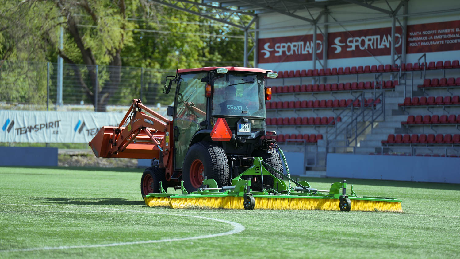SAMI turf brush TB-4000 on a Kubota tractor